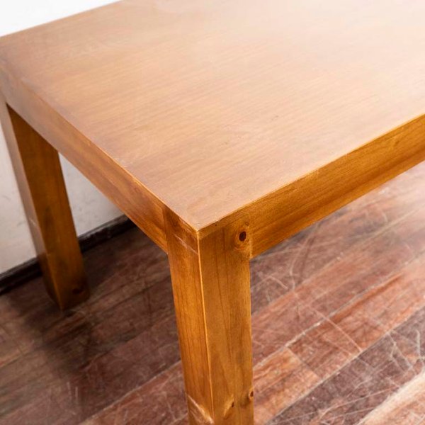 Mesa de comedor de madera con detalles en el lustre y patas rayadas - imagen 2