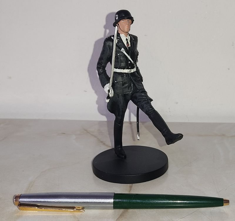 Lote siguiente: Soldado Alemán de las SS - Juguetes