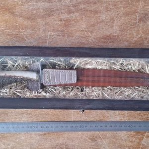 Cuchillo de Colección con Mango de Cuerno y Detalles Metálicos - imagen 1