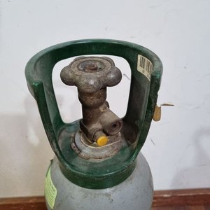 Garrafa de Gas Industrial Yara Praxair con Válvula de Bronce y Manija Protectora - imagen 2