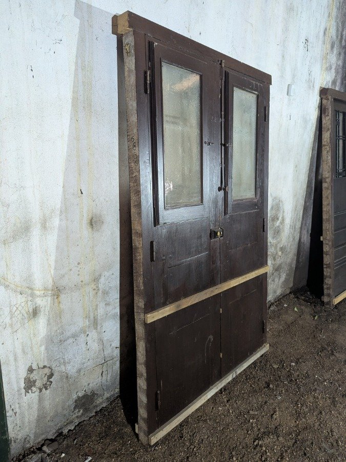 Puerta antigua de cedro con reja y marco de pinotea - imagen 9
