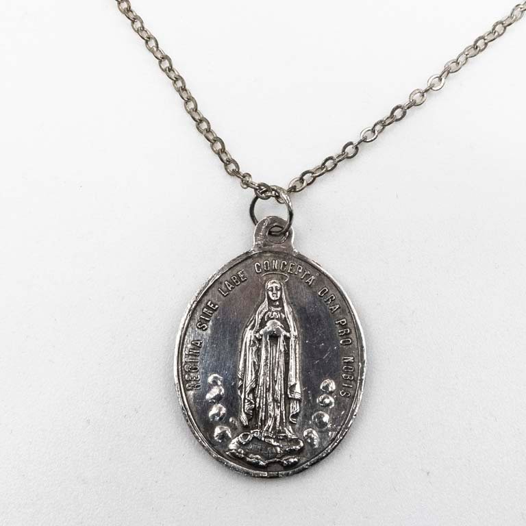 Cadena de Plata con Dije Religioso de la Virgen de la Guardia de Honor