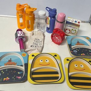 Lote anterior: Micrófono Bluetooth Rosa, 7 Platos Infantiles, 2 Botellas y Reloj Despertador Rojo