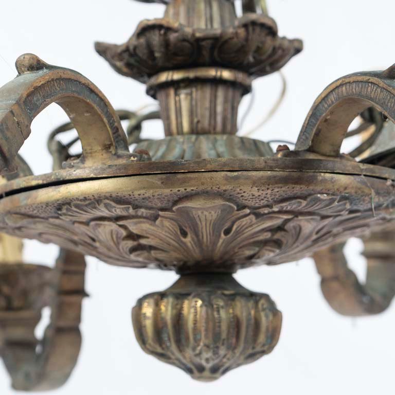 Araña de 6 luces en bronce con detalles ornamentales - imagen 2