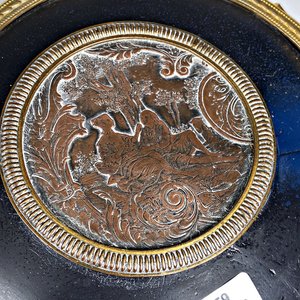 Cofre Alhajero Redondo de Bronce con Medallón Decorativo - imagen 3
