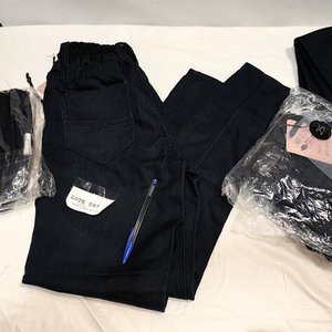 Lote siguiente: Lote de 8 Pantalones Jean Alicrados para Dama, Nuevos