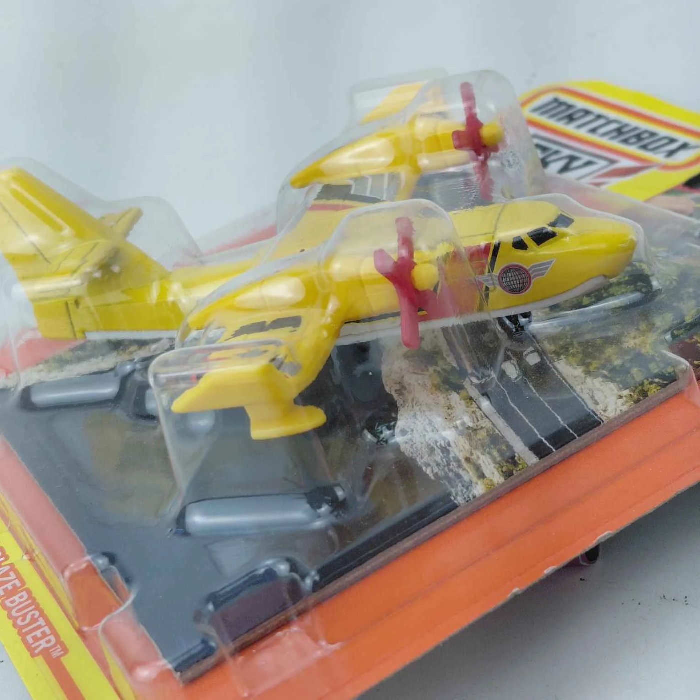Avión Matchbox con Playmat y empaque transparente - imagen 3