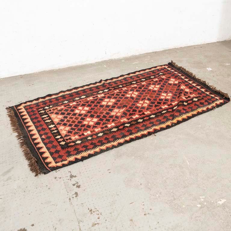 Lote siguiente: Alfombra kilim en varios tonos: rojos, rosa y negro