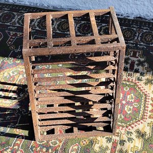 Antiguo Leñero de Hierro Forjado Rectangular con Barrotes Torneados - imagen 6