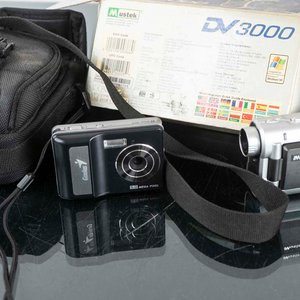Lote de 2 Cámaras de Fotos y 1 Filmadora "Mustek DV3000" - imagen 2