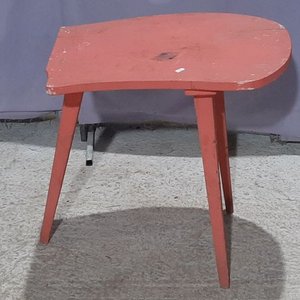 Mesa Auxiliar Redonda Rosada de Diseño con Tres Patas - imagen 2