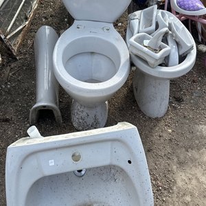 Lote siguiente: Juego de Baño Completo: Inodoro, Bidet y Lavamanos