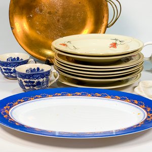 Lote de Vajilla y Objetos Decorativos: Platos, Tazas, Tetera, Azucarero y Fuentes - imagen 3