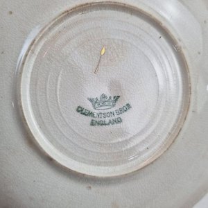 L 066 - 15 Piezas - Conjunto decorativo de pantallas en vidrio opalina con volados y selección de platos en porcelana y loza de diversas marcas (Presenta marcas visibles de uso) - imagen 2
