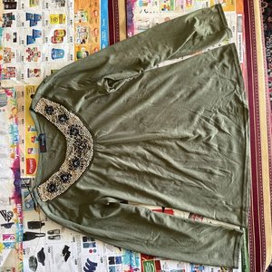 Lote de 5 Prendas de Vestir: Pantalón, Suéter y Blusas - imagen 11