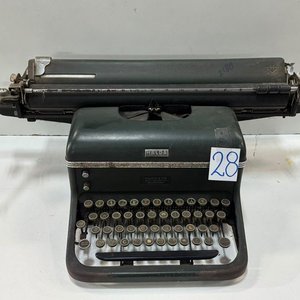 Lote siguiente: Máquina de Escribir Antigua "Halda"
