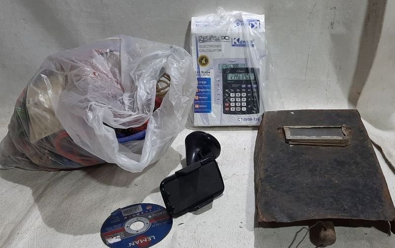 Lote anterior: Caja de Varios con Articulos Electricidad y Grampas P/Malla Sombra