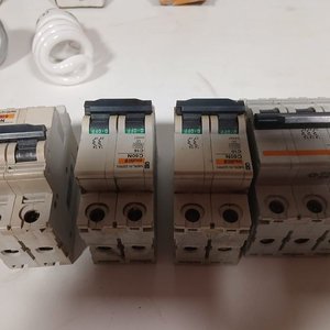 Lote de 13 piezas: 9 Lámparas y 4 Llaves Térmicas - imagen 2