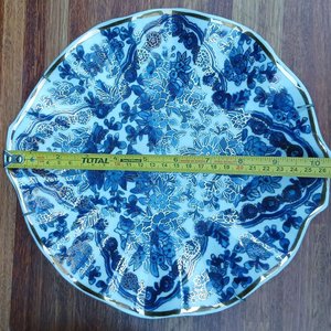 Tres Platos Decorativos Orientales: Dos Estilo Rosa Cantón y Uno Azul y Blanco con Oro - imagen 4