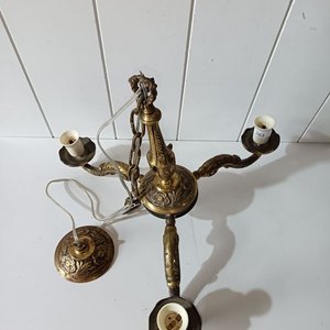 Araña de Bronce Antigua con 3 Picos y Detalles Ornamentales - imagen 5