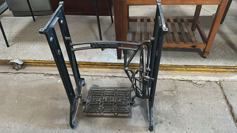 Base de hierro para máquina de coser - imagen 2
