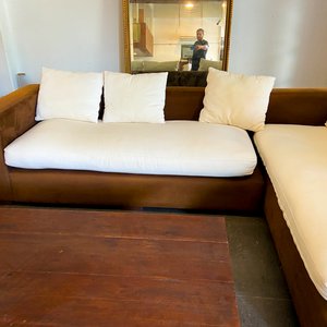 Sofá modular marrón con almohadones blancos - imagen 3