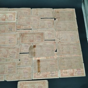 Moneda Antigua de Cobre con Imagen Religiosa y Billetes Uruguayos - imagen 4