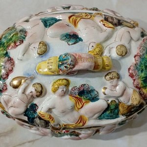 Alhajero de Porcelana Capodimonte con Querubines y Detalles Dorados - imagen 7