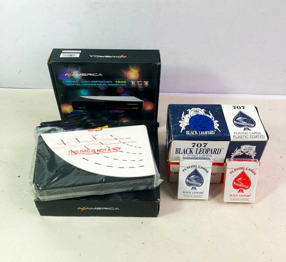 Dos Cajas de Cartas de Póker y Dos Canaletas
