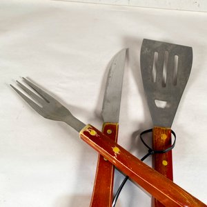 Set de Cubiertos Parrilleros con Mangos de Madera: Pincho, Cuchillo y Espátula - imagen 4