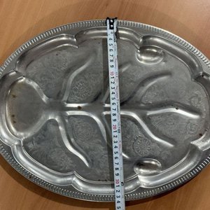 Lote de 5 Bandejas Ovaladas: Peltre/Platino, Plástico y Metal Grabado - imagen 11