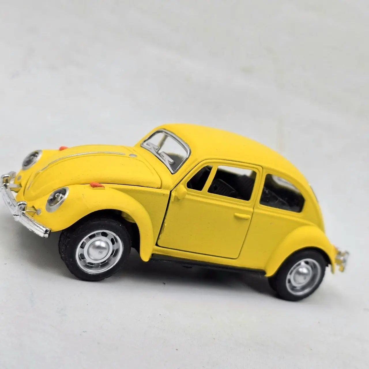 Auto a Escala Metálico Amarillo Estilo Volkswagen Escarabajo