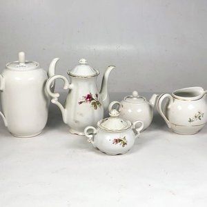 Lote anterior: Conjunto de 5 Piezas de Porcelana: Lechera, Azucarero y Teteras