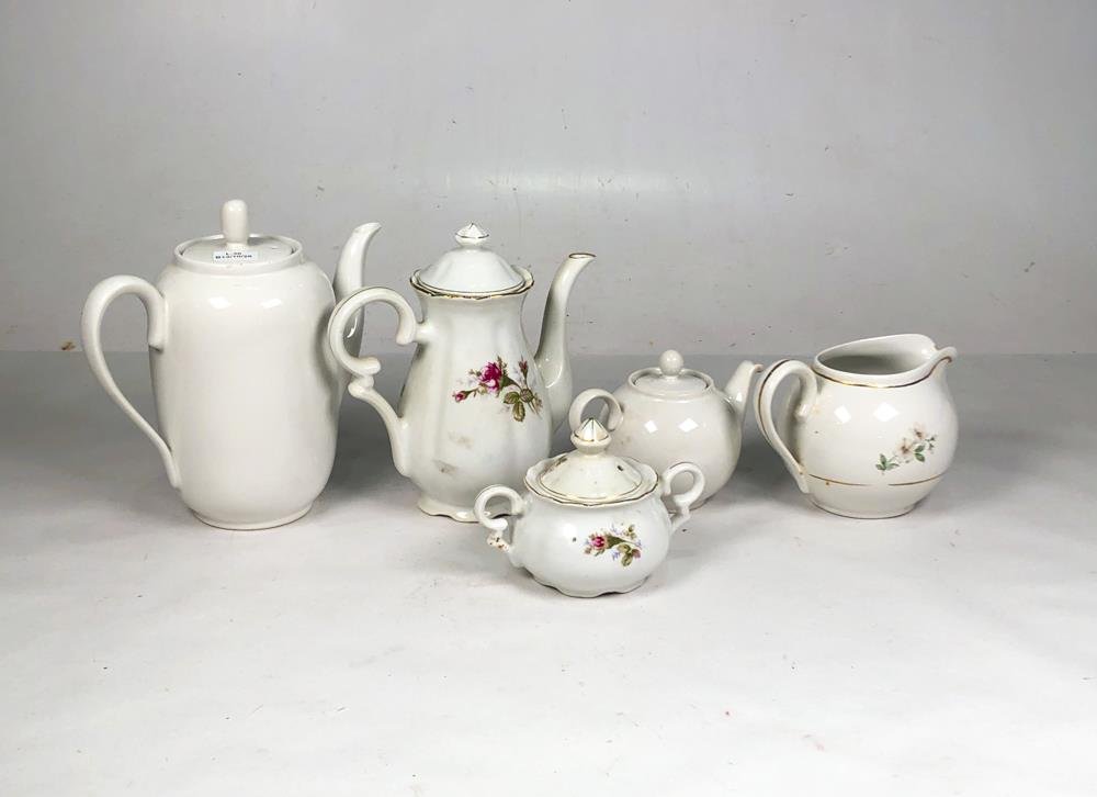 Conjunto de 5 Piezas de Porcelana: Lechera, Azucarero y Teteras