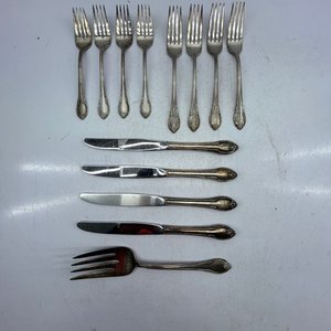 Lote anterior: Juego de 13 Tenedores y Cuchillos Americanos "Remembrance" Bañados en Plata Rogers Bros