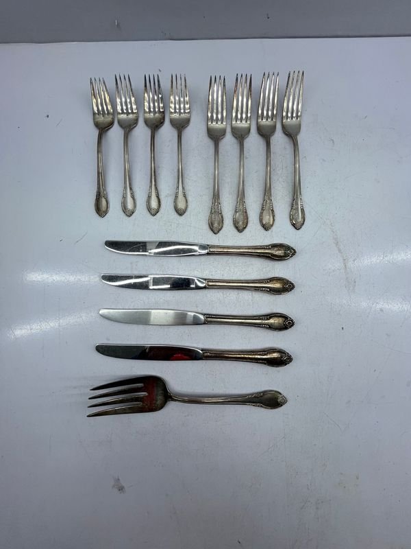 Juego de 13 Tenedores y Cuchillos Americanos "Remembrance" Bañados en Plata Rogers Bros