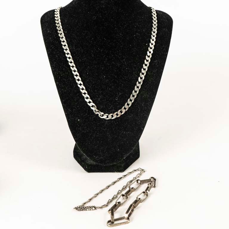 Lote siguiente: Collares y pulseras de metal en buen estado