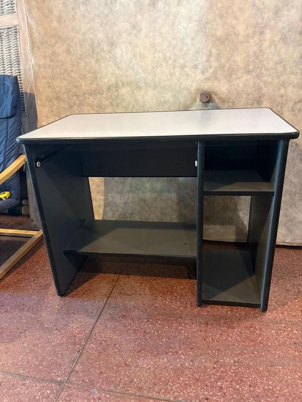 Mesa de trabajo en buen estado - imagen 2