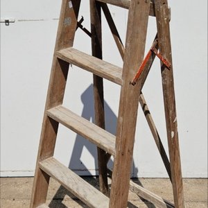 Lote siguiente: Escalera madera muy firme buen estado
