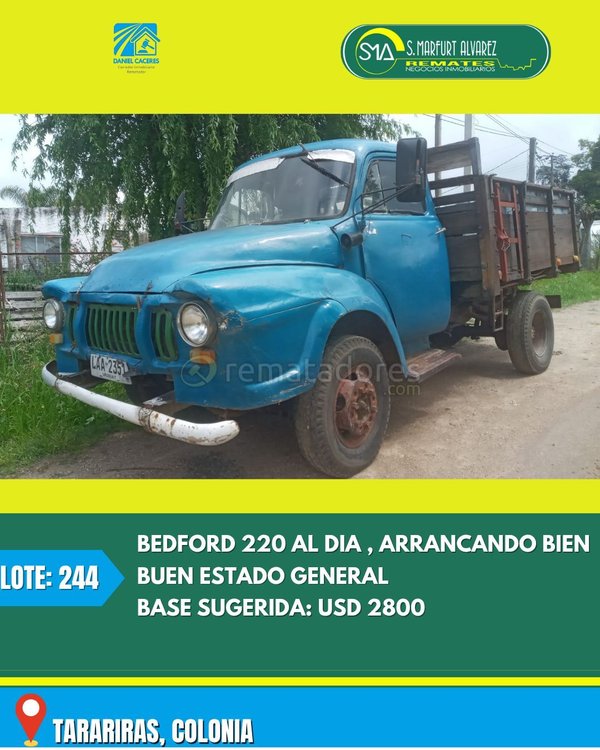 Camión Bedford 220, en funcionamiento, color azul