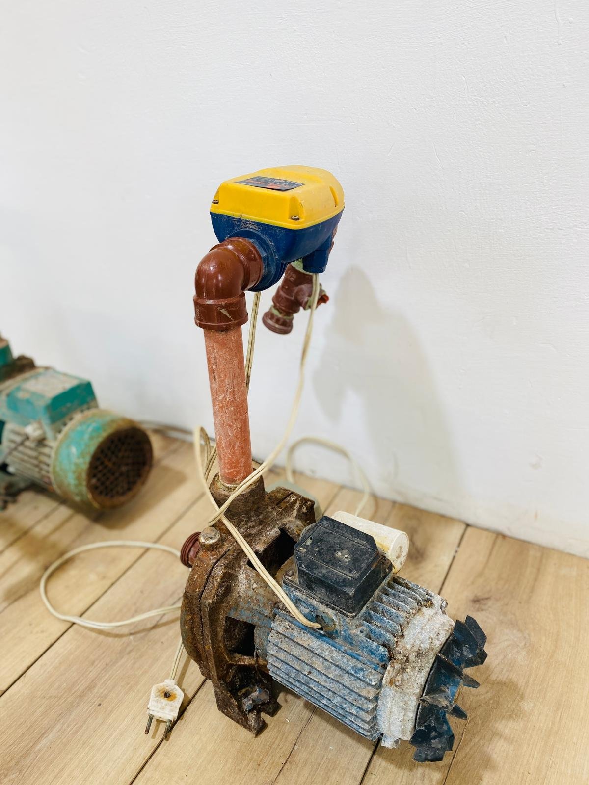 Bomba de agua y bomba de riego usadas - imagen 3
