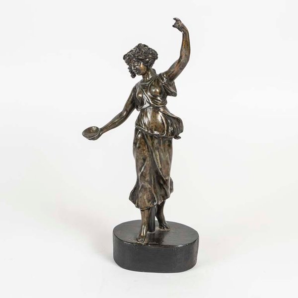 Figura Femenina de Metal Hueca con Base de Madera - imagen 1