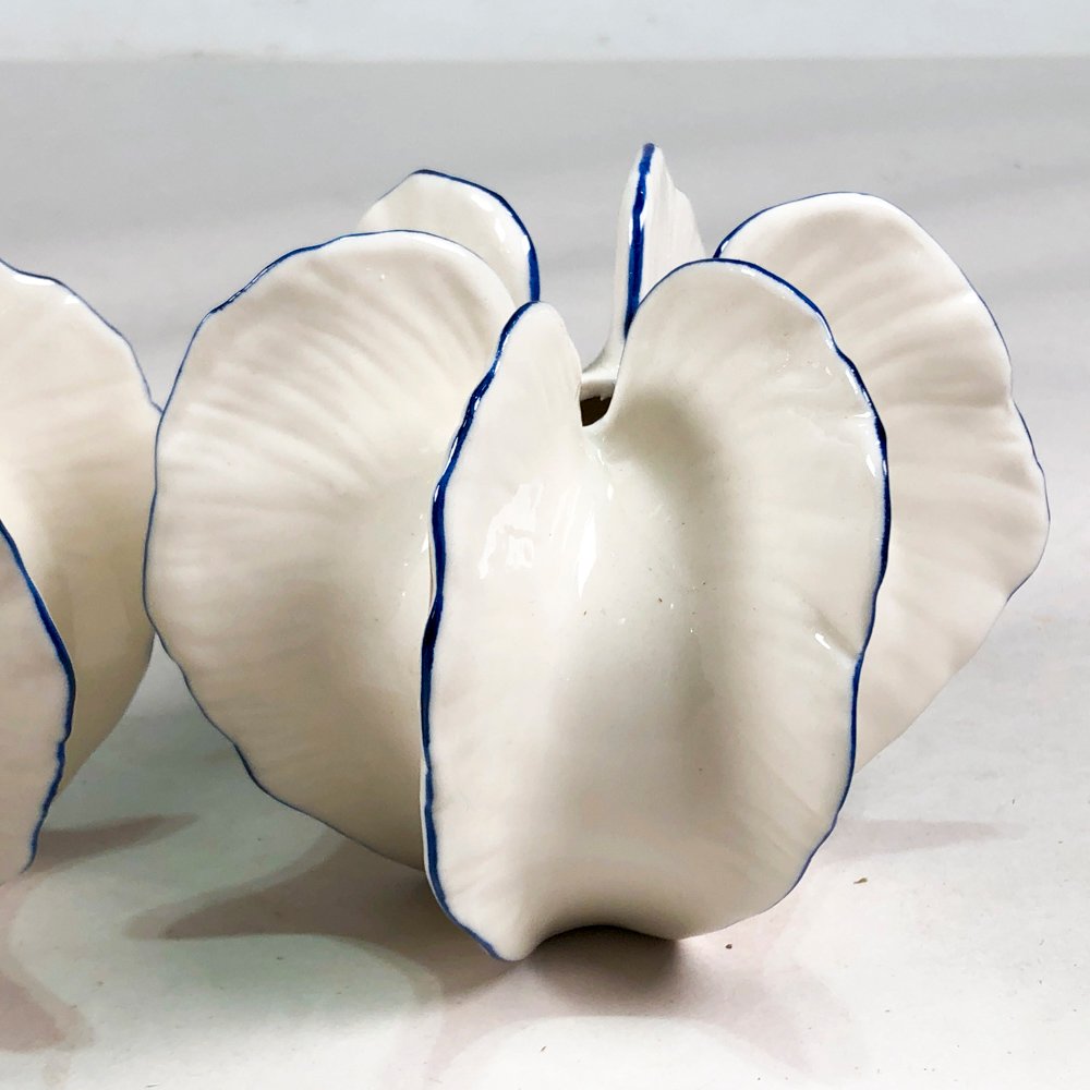 Dos floreros en porcelana blanca con guardas azules - imagen 3