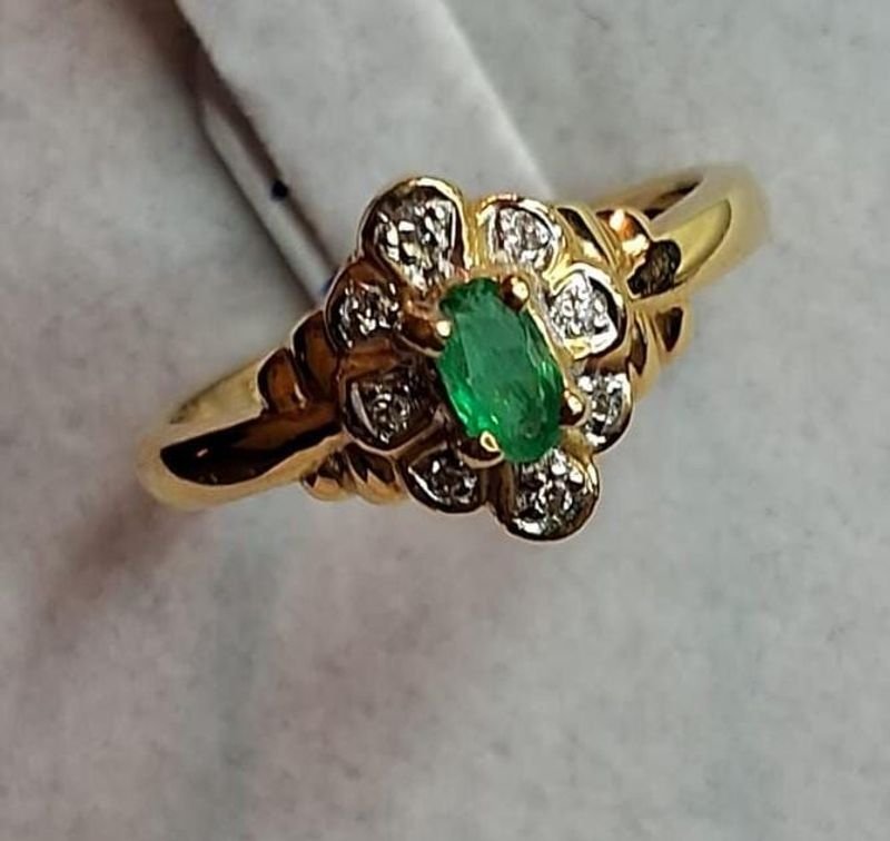 Lote anterior: Anillo de compromiso en oro 18 kilates con brillantes y Esmeralda