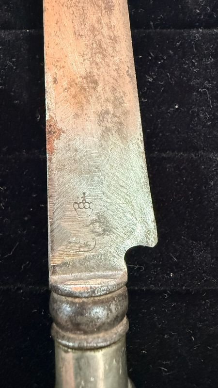 Cuchillo de Hoja Coronada: Análisis y Descripción - imagen 2