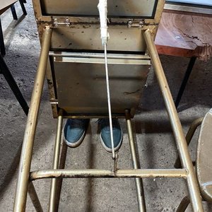 Escritorio Extensible de Hierro con Silla Metálica Dorada - imagen 3