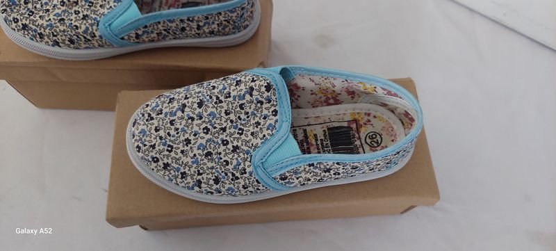 Zapatillas de tela azul y blanca para hombre - imagen 4
