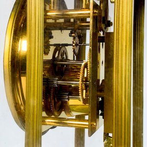 Reloj de Sobremesa Dorado con Redoma de Vidrio y Esfera Esmaltada - imagen 4