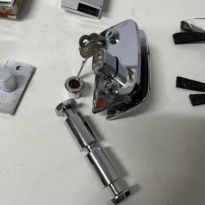 Kit de 2 Cerraduras con Llave y Bisagras para Blindex - imagen 2