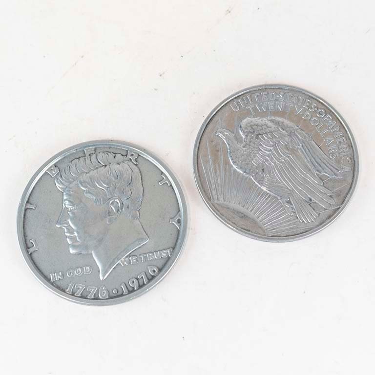 Lote anterior: Adornos monedas de metal con inscripción 'Libro de Oro'